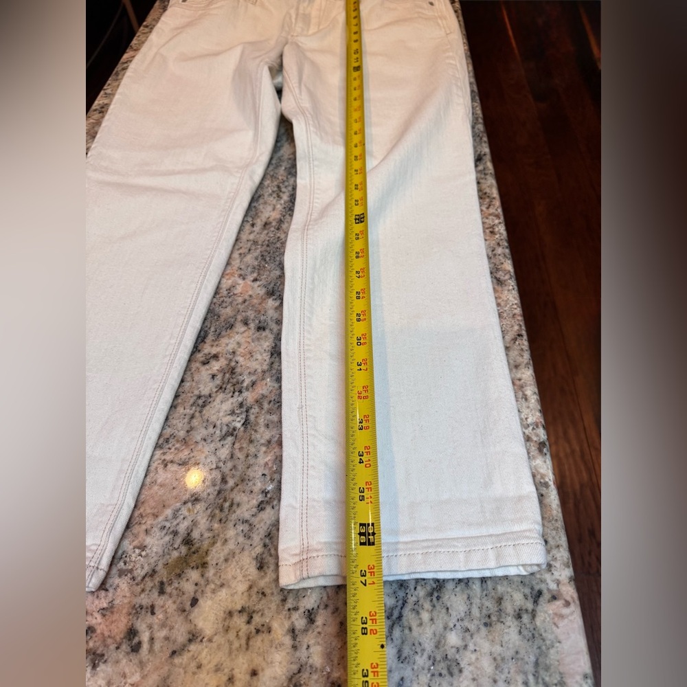 Ann Taylor Classic White Straight Leg Jeans. Size 8 Boyfriend cut - Picture 3 of 9